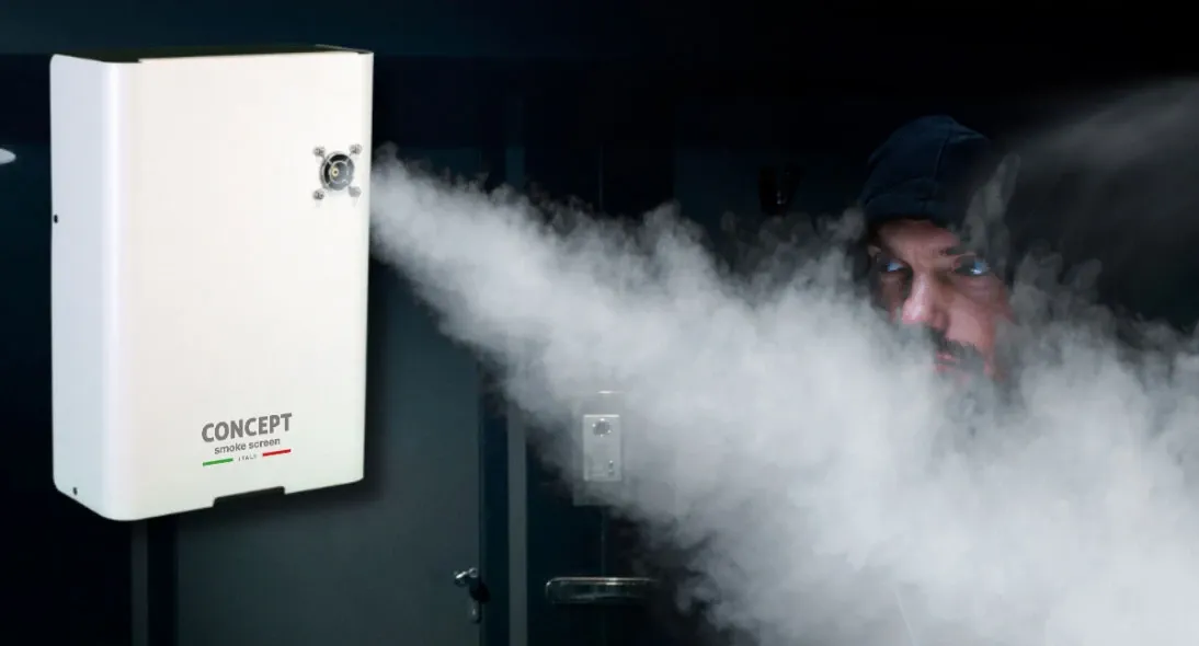Un generatore nebbiogeno Concept eroga nebbia in un ambiente buio, davanti a una persona con il volto coperto.