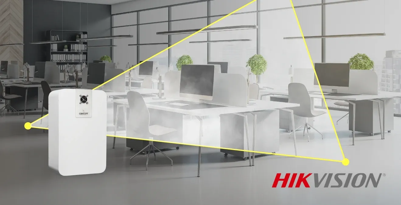 Un generatore nebbiogeno Concept eroga nebbia in un ufficio open space, con il marchio Hikvision in basso a destra.